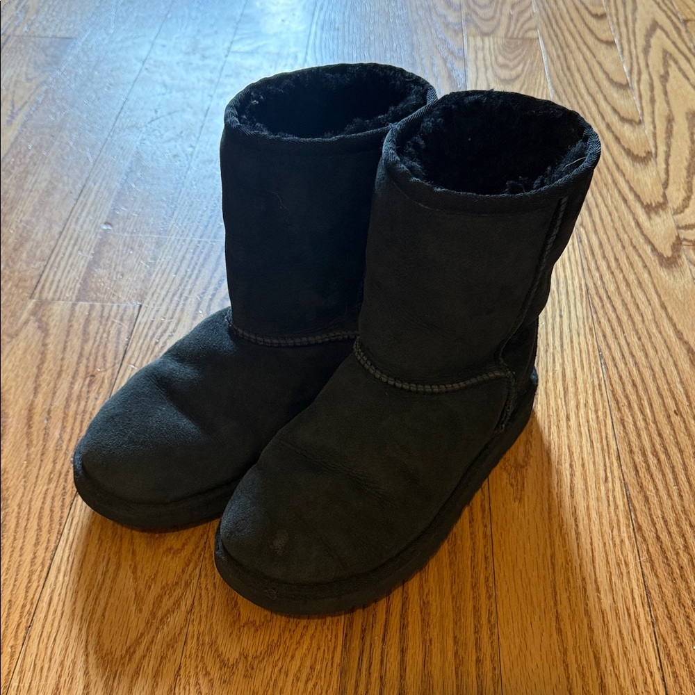 Classic Short Black Uggs, Kids size 4